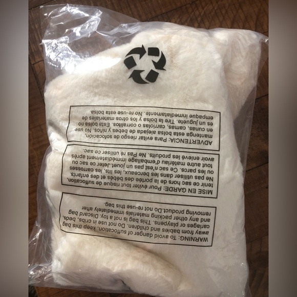 NWT Apparis Bambi Faux Fur Super Soft Scarf Wrap in Ivory - Picture 4 of 4